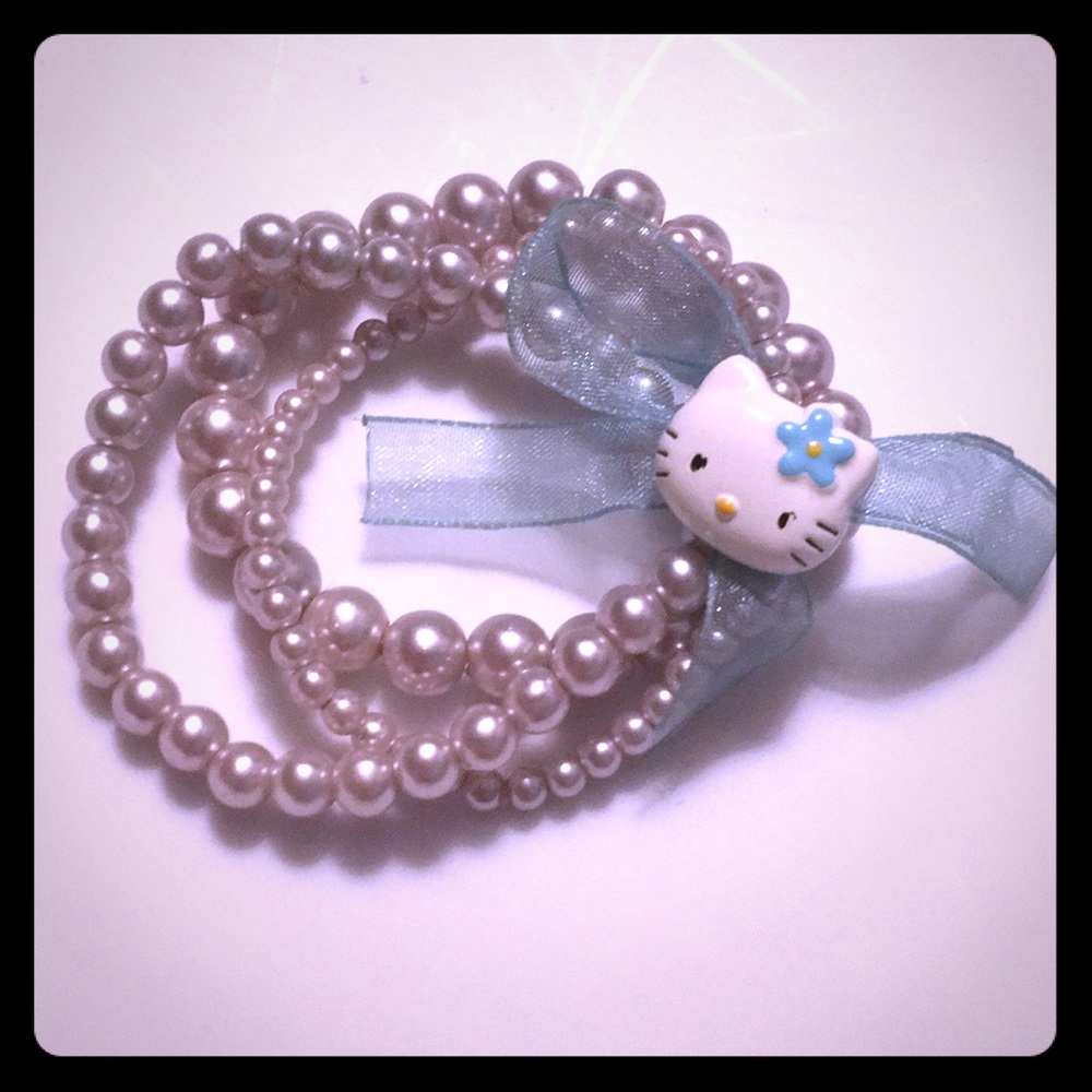 Hello Kitty Faux Pearl Bow Bracelet